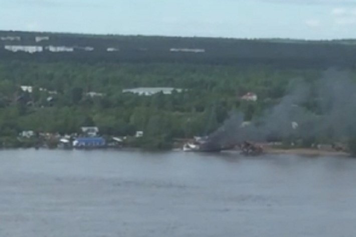 Видео снимали жильцы домов напротив пристани Видео снимали жильцы домов напротив пристани