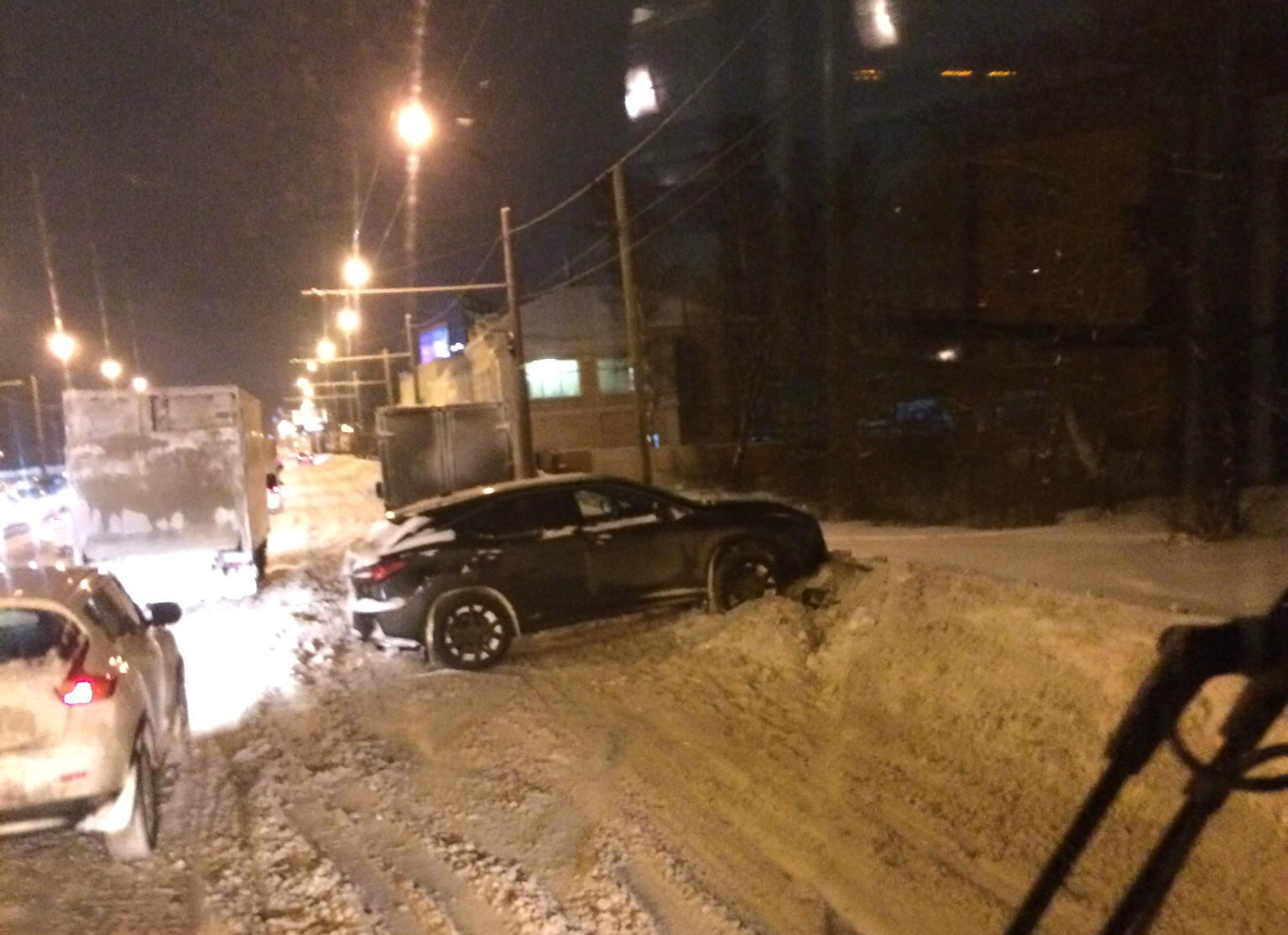 Улицы для прогулок в ярославле. Ярославль наводнения 2022. Пожар торговый центр лотос ярославль на гагарина. Черный дым пожар. Прогуливаться по двору.