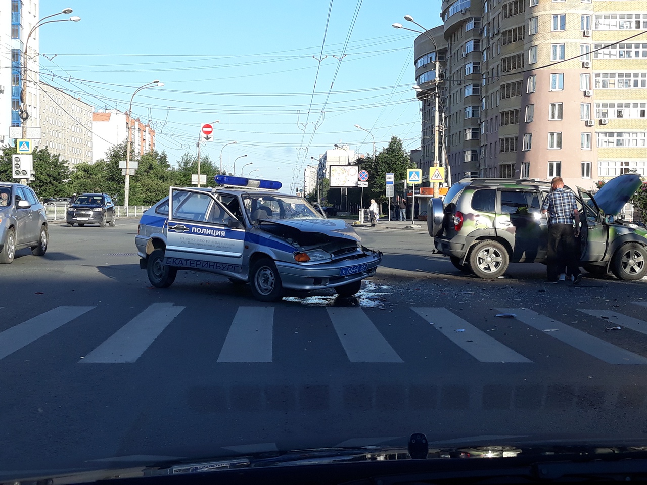 Полицейская машина врезалась. Перекресток Токарей Крауля Екатеринбург. Полицейские машины в Екатеринбурге. Авария с полицейской машиной. Врезался в полицейскую машину.