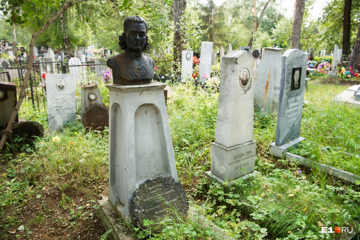 Чугунные венки — особенность Каслинского кладбища