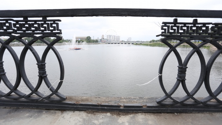 Сломанную ограду на мосту через реку Миасс «отремонтировали» верёвками