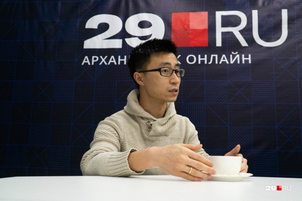 Фэн Лю уже шесть лет живет в Архангельске. Сейчас он следит за новостями из родной страны и переживает вместе со всеми китайцами, чем завершится вспышка эпидемии Фэн Лю уже шесть лет живет в Архангельске. Сейчас он следит за новостями из родной страны и переживает вместе со всеми китайцами, чем завершится вспышка эпидемии