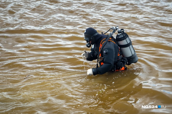 Водолазы на дне Кана искали тело пропавшего мужчины Водолазы на дне Кана искали тело пропавшего мужчины