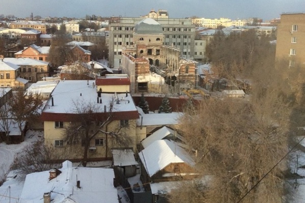 Здание осталось без защиты от дождя и снега Здание осталось без защиты от дождя и снега
