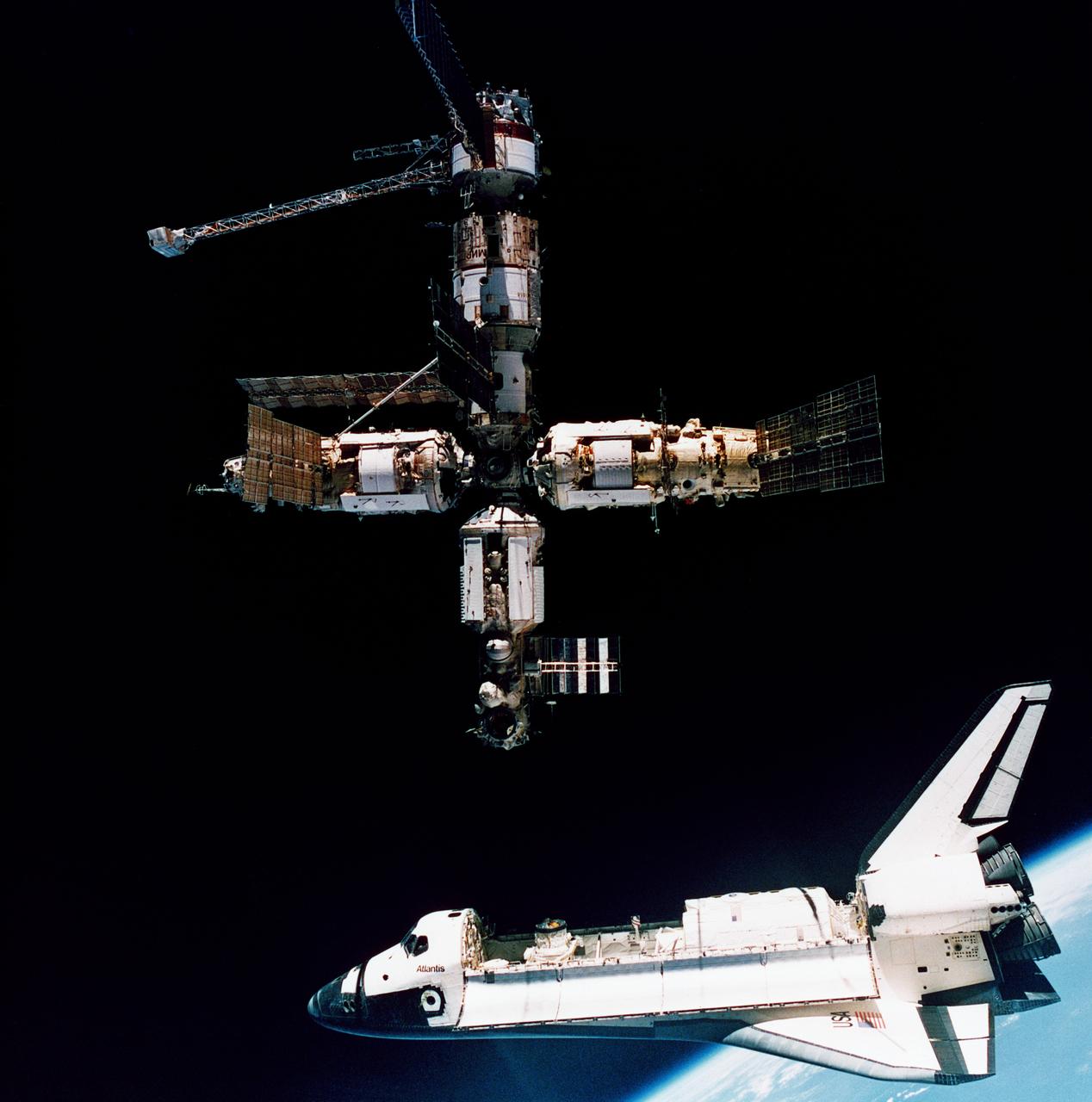 Шаттл «Атлантис» готовится к стыковке со станцией «Мир». 1995 год. Фото NASA Шаттл «Атлантис» готовится к стыковке со станцией «Мир». 1995 год. Фото NASA