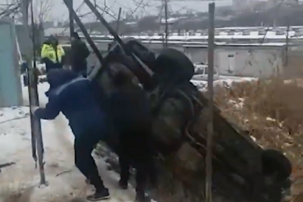 Машину из оврага доставали эвакуатором Машину из оврага доставали эвакуатором
