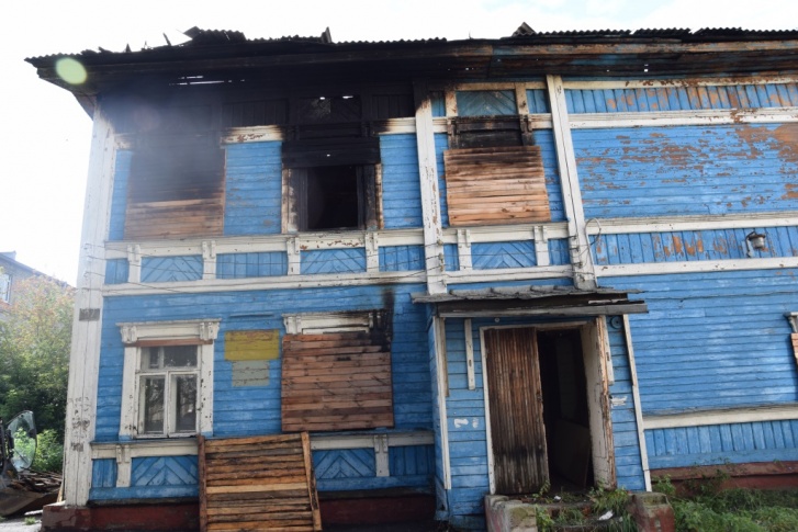 Вандалы подожгли здание бывшей больницы