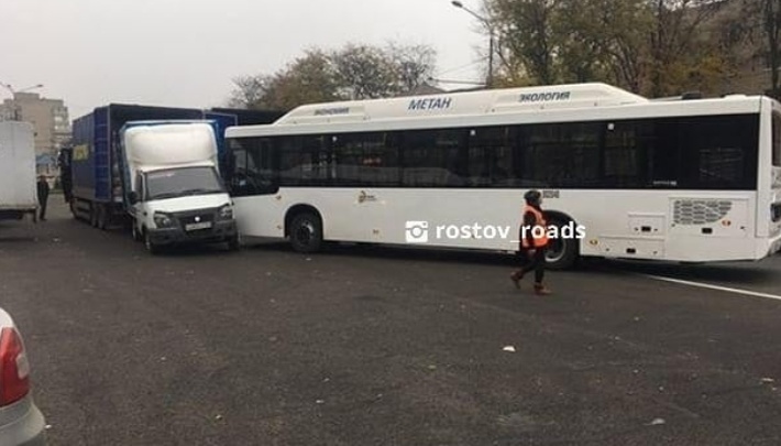 В Ростове новый автобус выкатился на дорогу и протаранил «Газель», пока водитель был в магазине