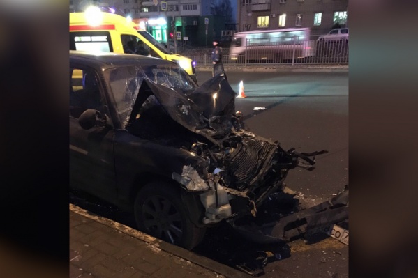 Авария произошла на Московском проспекте в районе пересечения с улицей Гагарина Авария произошла на Московском проспекте в районе пересечения с улицей Гагарина