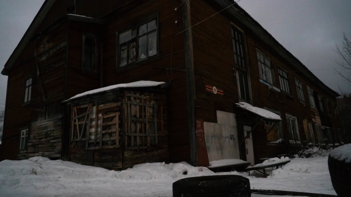 Рядом с бродягами: последний житель ветхого дома в Архангельске рассказал про быт без тепла и света