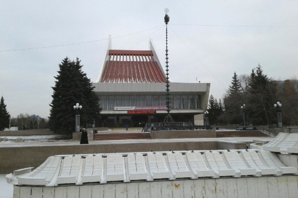 В период новогодних праздников рядом с Театральной площадью также появится временная парковка В период новогодних праздников рядом с Театральной площадью также появится временная парковка