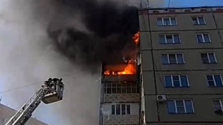 «Куски падают вниз»: в Челябинске в многоэтажке загорелся балкон