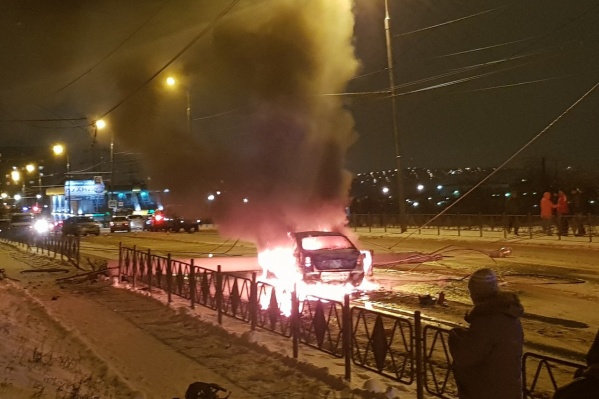 Как утверждают очевидцы, иномарка на высокой скорости протаранила столб Как утверждают очевидцы, иномарка на высокой скорости протаранила столб