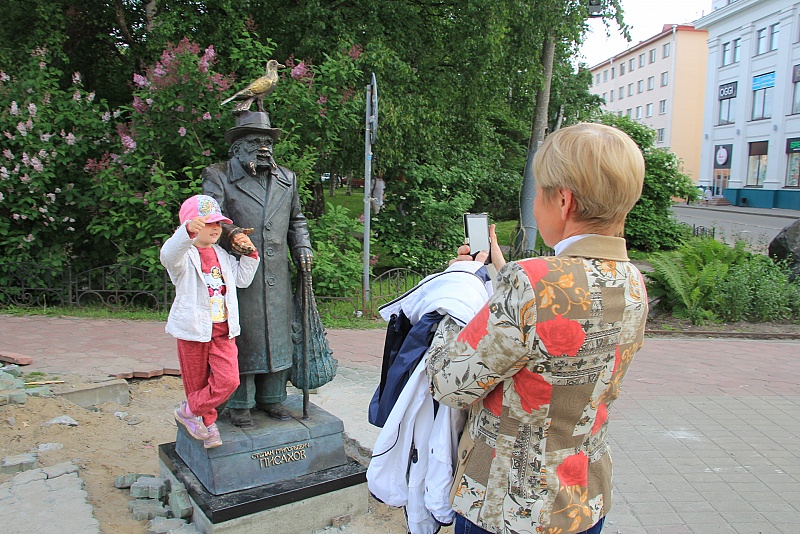 Писахов, пожалуй, — самое популярное место для фотографий на проспекте Чумбарова-Лучинского Писахов, пожалуй, — самое популярное место для фотографий на проспекте Чумбарова-Лучинского
