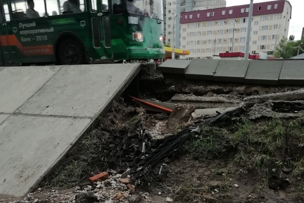 В некоторых местах из-за воды обрушились бетонные плиты В некоторых местах из-за воды обрушились бетонные плиты