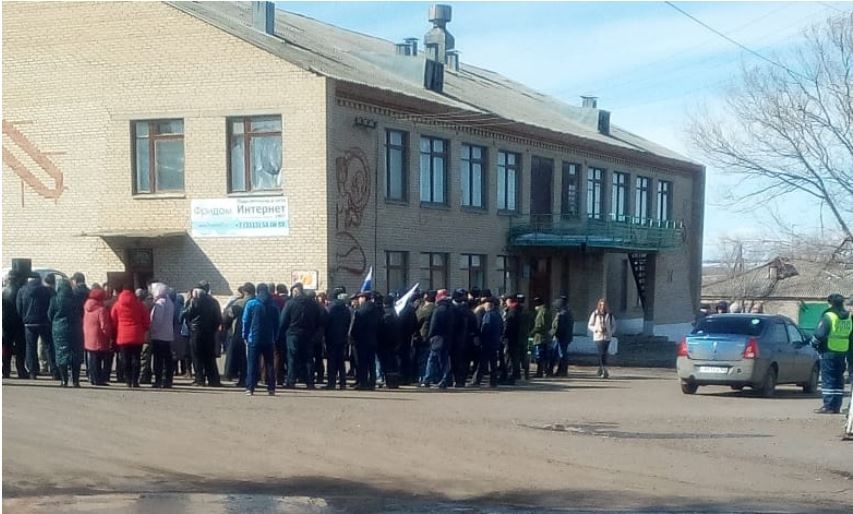 С депутатами и казаками: в Челябинской области прошёл митинг в поддержку арестованного главы