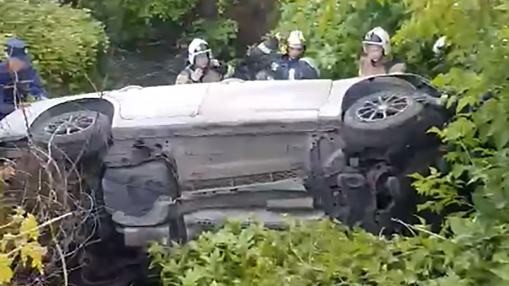 «Просто ехал прямо»: в Нижнем Новгороде автомобиль упал в речку