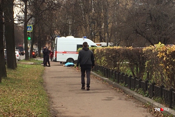 На месте сейчас медики и полиция На месте сейчас медики и полиция 
