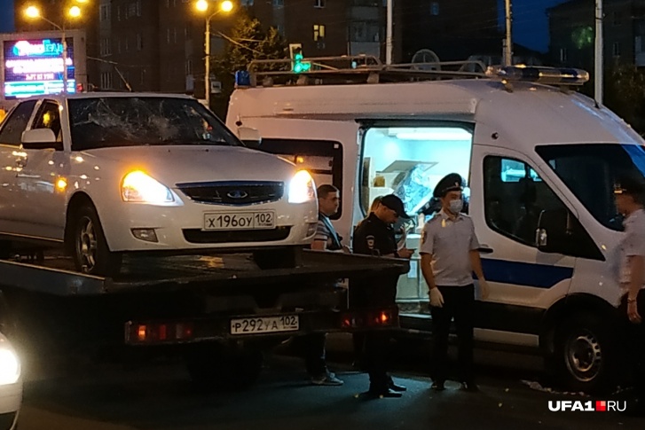 Выпустив дробь, стрелок вскочил на капот и разбил стекло автомобиля погибшего водителя Выпустив дробь, стрелок вскочил на капот и разбил стекло автомобиля погибшего водителя