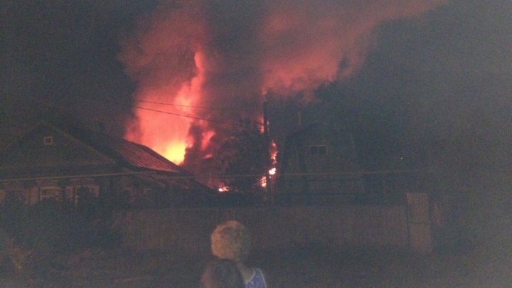 Масштабный пожар: в уфимском микрорайоне вспыхнуло несколько домов