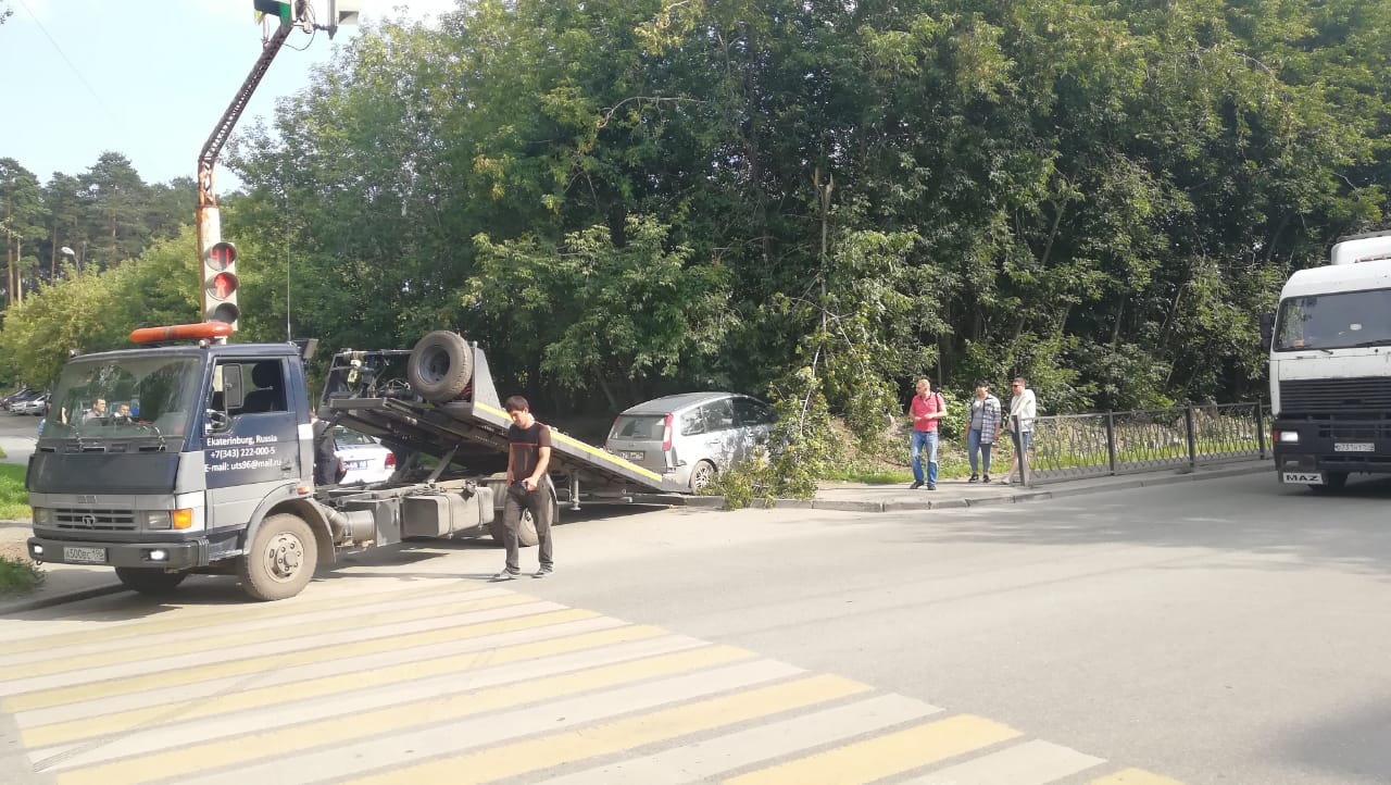 Ford, который его сбил, эвакуировали с места аварии Ford, который его сбил, эвакуировали с места аварии 