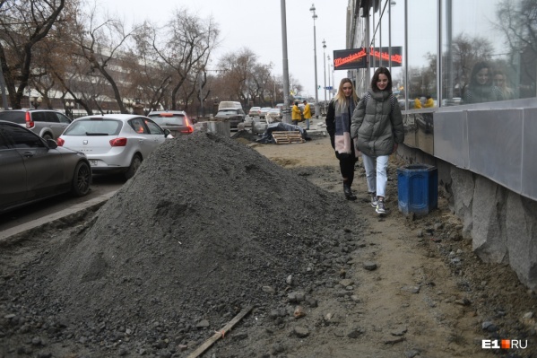 Работы на этом участке мэрия должна была согласовать, потому что рядом находятся памятники архитектуры Работы на этом участке мэрия должна была согласовать, потому что рядом находятся памятники архитектуры
