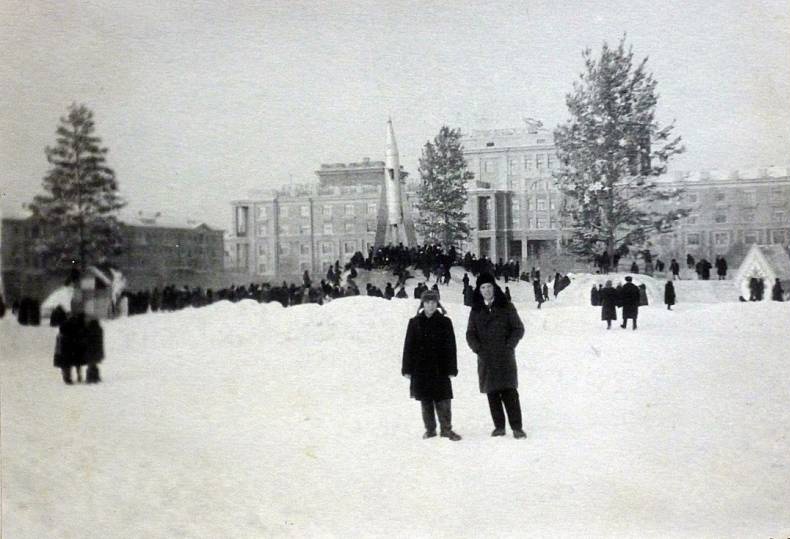 Ёлка на месте будущего Монумента Славы в 1965 году Ёлка на месте будущего Монумента Славы в 1965 году