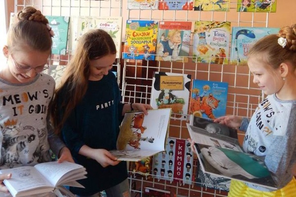 Давая в руки ребенка планшет, подумайте: может быть, все-таки книгу? Давая в руки ребенка планшет, подумайте: может быть, все-таки книгу?