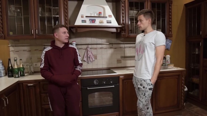 Среди пародий, записанных командой Ильи Шабельникова, есть и пародия на самого Юрия Дудя Среди пародий, записанных командой Ильи Шабельникова, есть и пародия на самого Юрия Дудя