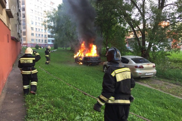 Пожарные несколько дней подряд тушат машины в Брагино Пожарные несколько дней подряд тушат машины в Брагино