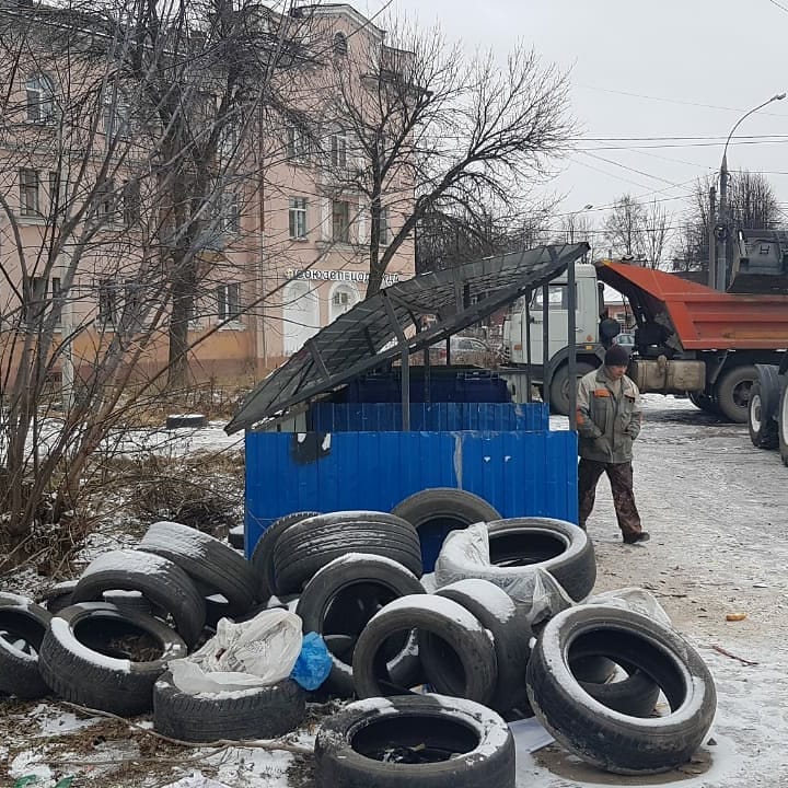 И так у каждой мусорки И так у каждой мусорки