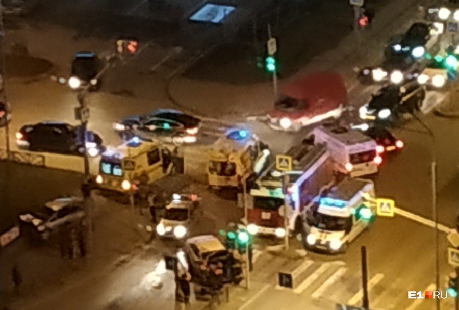 пожар в екатеринбурге сейчас. пожар в екатеринбурге. авария на баррикадной екатеринбург. дтп екатеринбург вчерашний. происшествия екатеринбург сегодня.