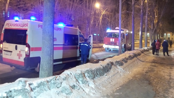 Прохожие увидели зарево и стали вызывать МЧС: на Эльмаше случился пожар в магазине "Кировский"