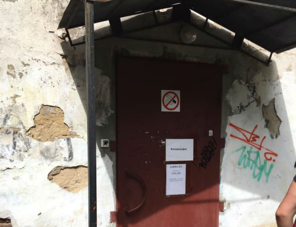 Людям приходится ждать на улице Людям приходится ждать на улице
