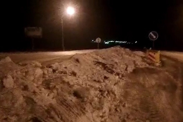 Заваленный снегом проезд автомобилисты обнаружили сегодня утром