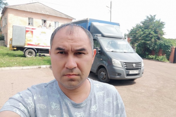Петр обещал все доставить на своем грузовичке Петр обещал все доставить на своем грузовичке