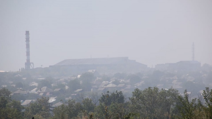 «Просто жесть»: жители Красного Сулина жалуются на дым от сгоревшей свалки