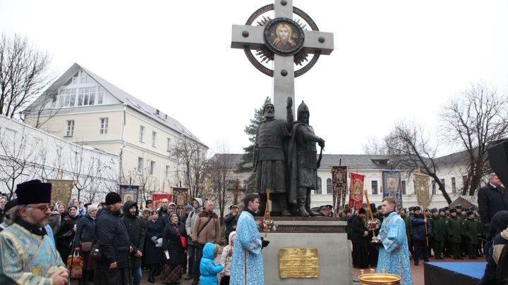 В центре Ярославля появился памятник Минину и Пожарскому. Градозащитники в шоке