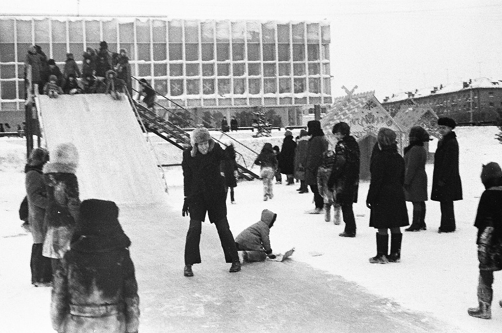 Детвора в ледовом городке перед ДК Чкалова в 1978 году Детвора в ледовом городке перед ДК Чкалова в 1978 году