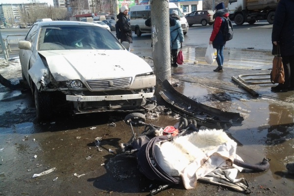 В результате аварии вылетевшая на тротуар Toyota придавила детскую коляску В результате аварии вылетевшая на тротуар Toyota придавила детскую коляску