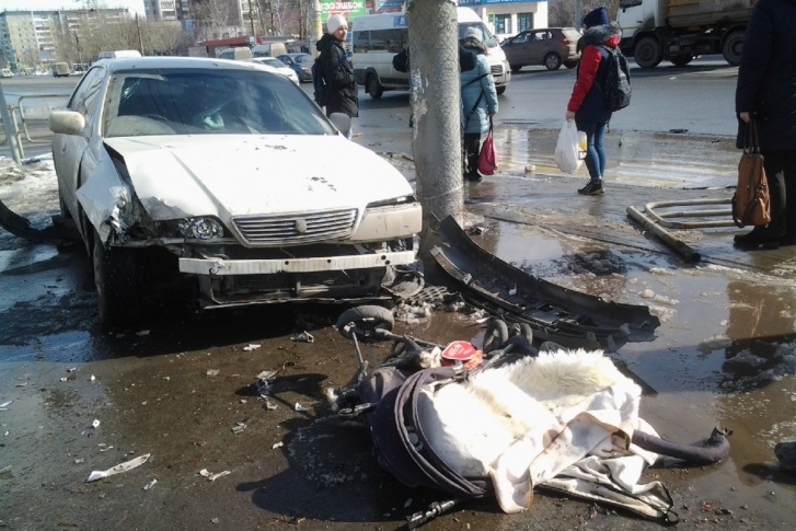 В результате аварии вылетевшая на тротуар Toyota придавила детскую коляску В результате аварии вылетевшая на тротуар Toyota придавила детскую коляску