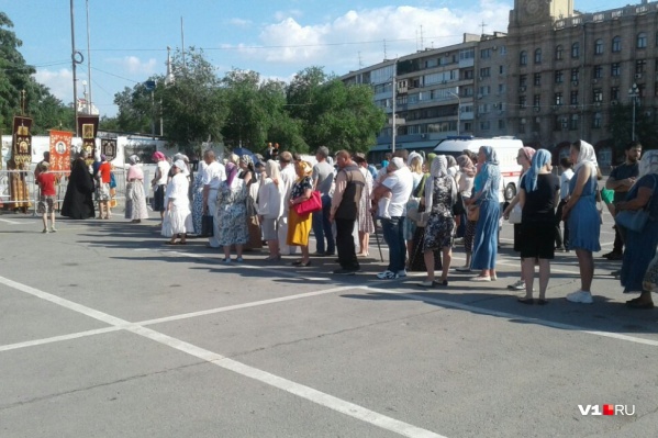 Православные на жаре пришли исповедоваться Православные на жаре пришли исповедоваться