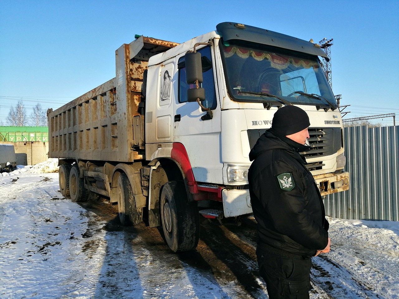 Ярославец пытался спрятать от приставов грузовик в промзоне, чтобы не платить ребёнку алименты