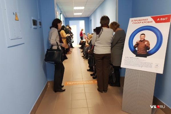 Волгоградские поликлиники зарастают вереницами очередей к разным медикам по одному и тому же вопросу Волгоградские поликлиники зарастают вереницами очередей к разным медикам по одному и тому же вопросу