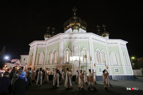 Пасхальная служба началась ровно в полночь Пасхальная служба началась ровно в полночь