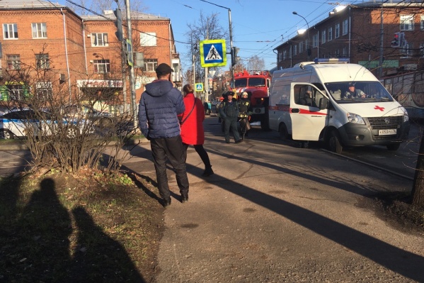 Сбитую автобусом женщину увезли в больницу Сбитую автобусом женщину увезли в больницу