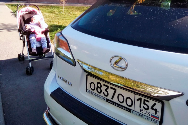 Lexus мешает проходу Lexus мешает проходу