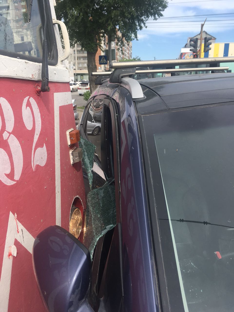 «При повороте направо на улицу Пархоменко Hyundai не уступил дорогу трамваю», — рассказали в службе аварийных комиссаров «Альянс» «При повороте направо на улицу Пархоменко Hyundai не уступил дорогу трамваю», — рассказали в службе аварийных комиссаров «Альянс»