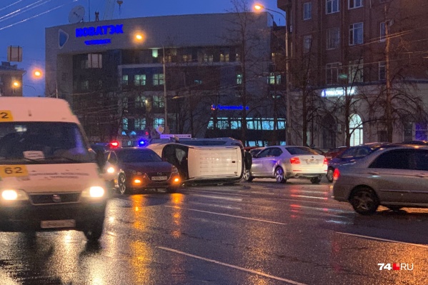 Автомобиль завалился набок Автомобиль завалился набок