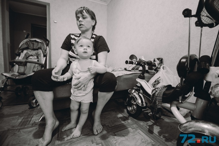 Анастасия Репетова вместе с сыном Ермаком за год сменила три места жительства: сначала они жили у бабушки, потом в соццентре, сейчас ютятся в съёмном жилье 